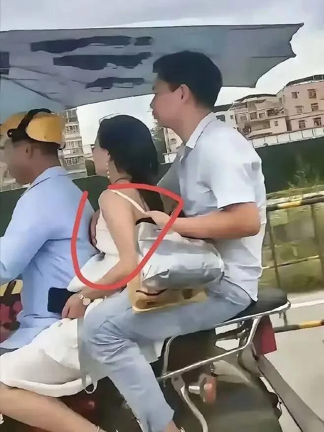 摩的司机: 不要用你的糖豆顶我的背，影响我骑车速度