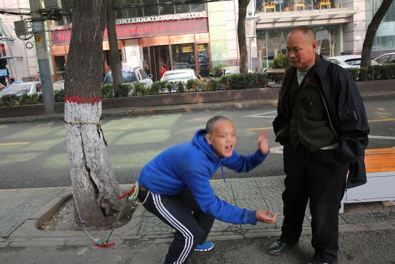 妈妈雇人带11岁儿子送外卖体验生活 现在的孩子大多衣食无忧，缺乏对生活艰辛的体会