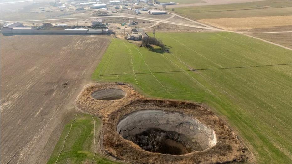 上联：纸上谈兵车马炮
下联：井里观天日月星