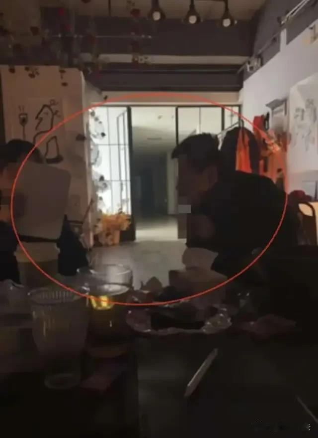 河南洛阳，男子下班后去一个酒馆借用充电宝，却和女店员聊上了，女店员在男子喝的水里