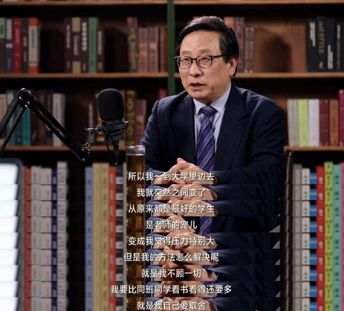 高志凯反驳留学无用高志凯自述上学时不顾一切拼命学习，专注做自己选择的事。 