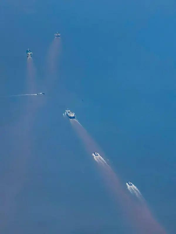 护卫舰则负责编队的反潜任务。它们装备有先进的声呐系统，能够在水下搜索敌方潜艇的踪