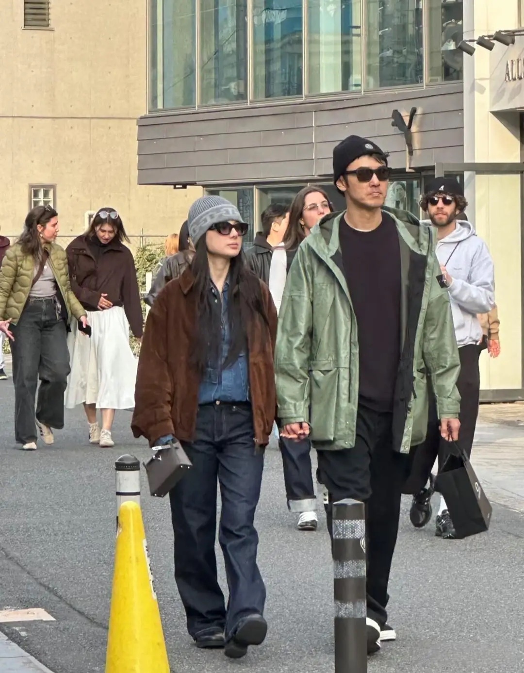 43岁阮经天和小20岁女友在日本东京牵手逛街约会，他当天素颜状态没有化妆，脸部状