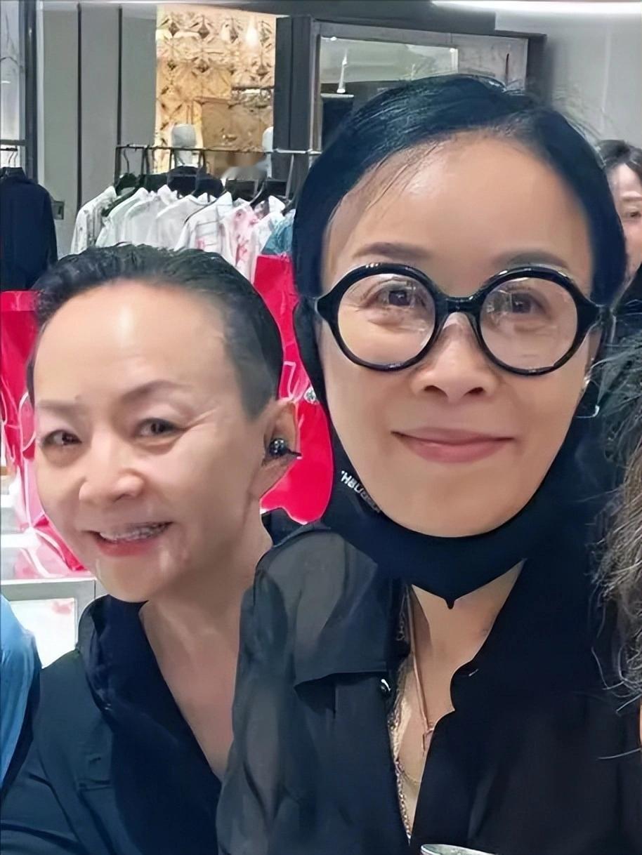 近日宋丹丹现身那英北京演唱会，被眼尖网友认出身上穿的竟是20多年前拍摄《家有儿女