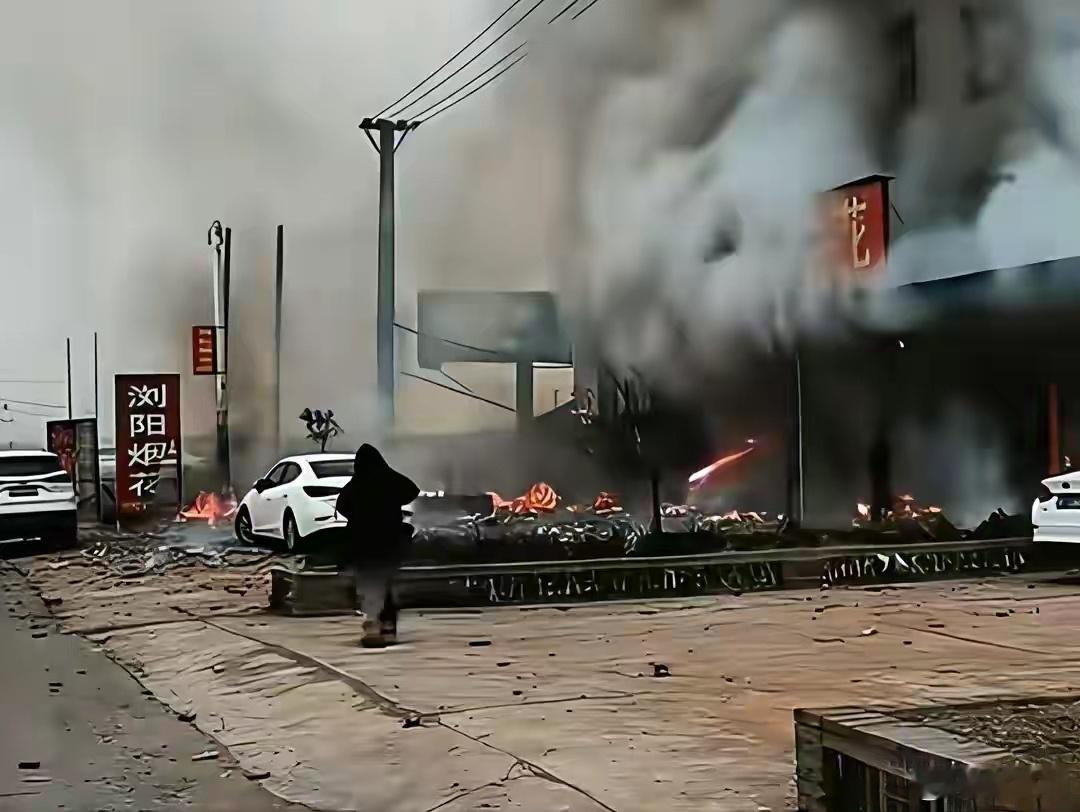 烟花爆竹该禁吗烟花本身没什么问题，根源还是人的问题：监管缺位的漏洞、心存侥幸的违