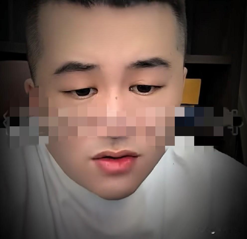 爆料：天津李四老婆真实容貌！

         八卦主播大大透露与天津李四认识