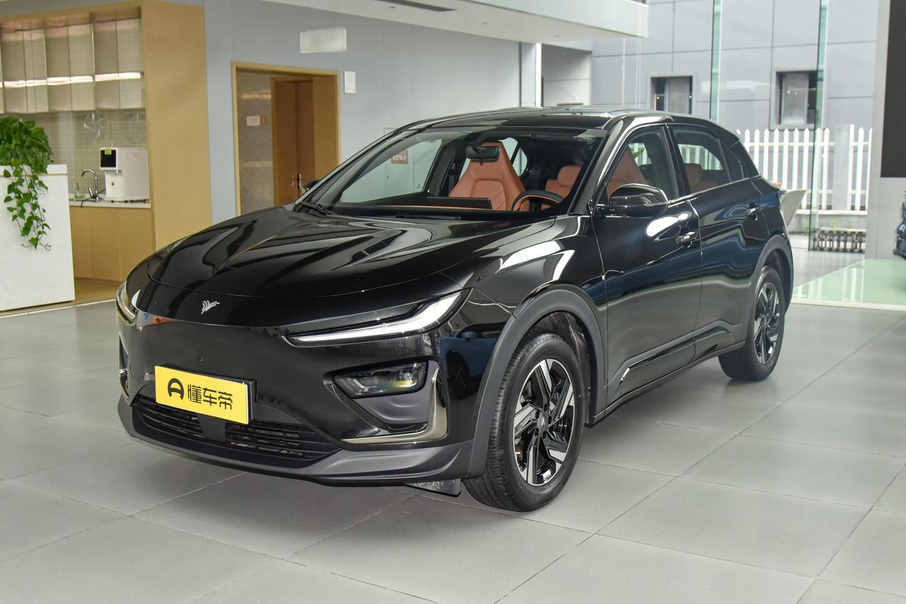 【新款哪吒X将于今日上市 配置升级】8月3日，新款哪吒X将于今日迎来上市。新车将