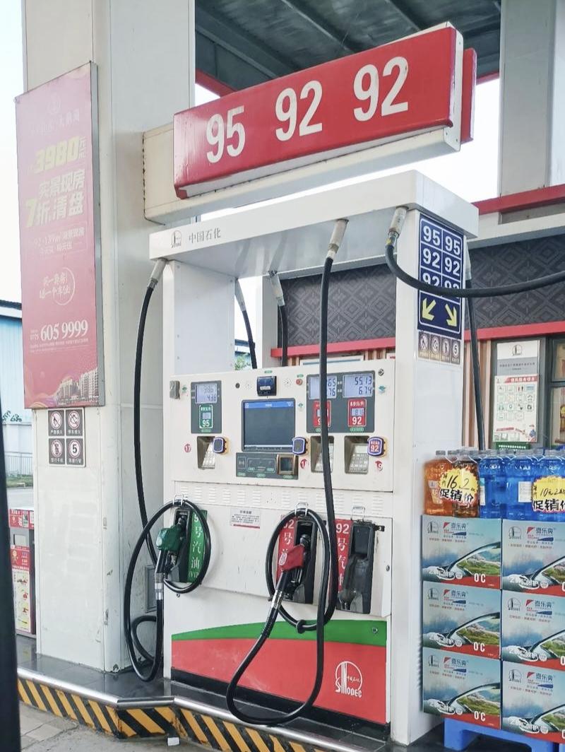 92号汽油加200块能有多少升呢？要算加200元92号汽油有多少升，得根据加油时