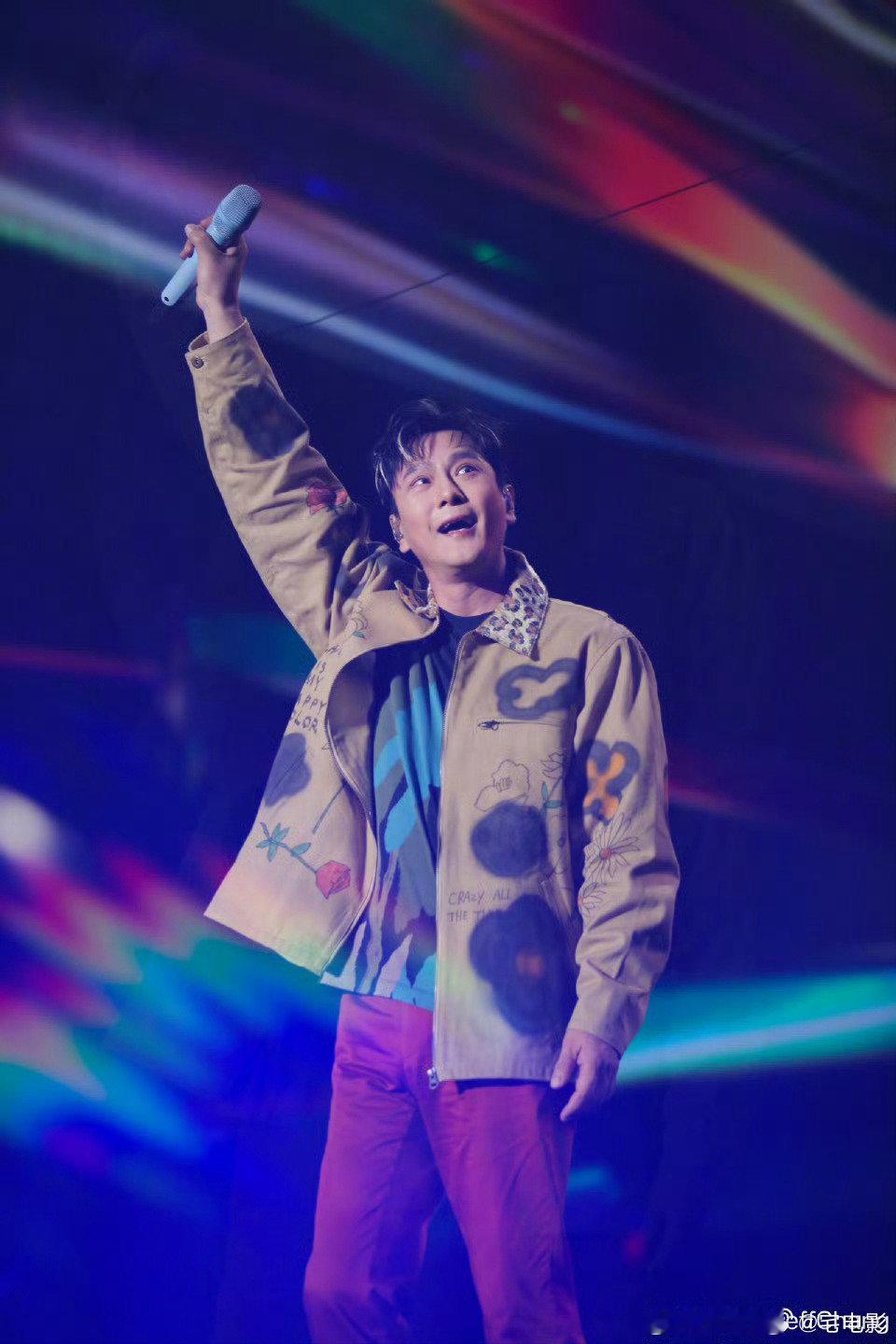 时光机歌手张信哲！黄龄泪崩，歌声唤醒青春回忆～ 