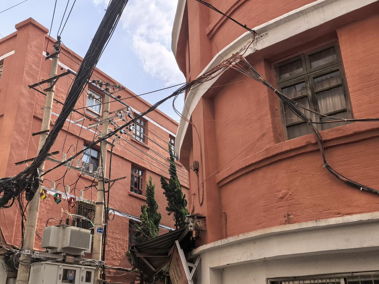 小西门这边的这些建筑看起来不错的呢！前久说是这一片区要改造，如果是提升改造的话还