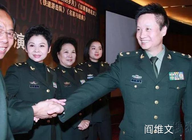 如今，69岁的阎维文老师，身姿挺拔，面容姣好，他的经典歌曲有《小白杨》《母亲》等