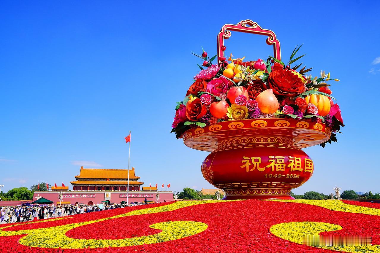 金秋迎华诞，盛世祝山河
 
金秋十月，丹桂飘香，山河锦绣，举国同欢。
 
又是一