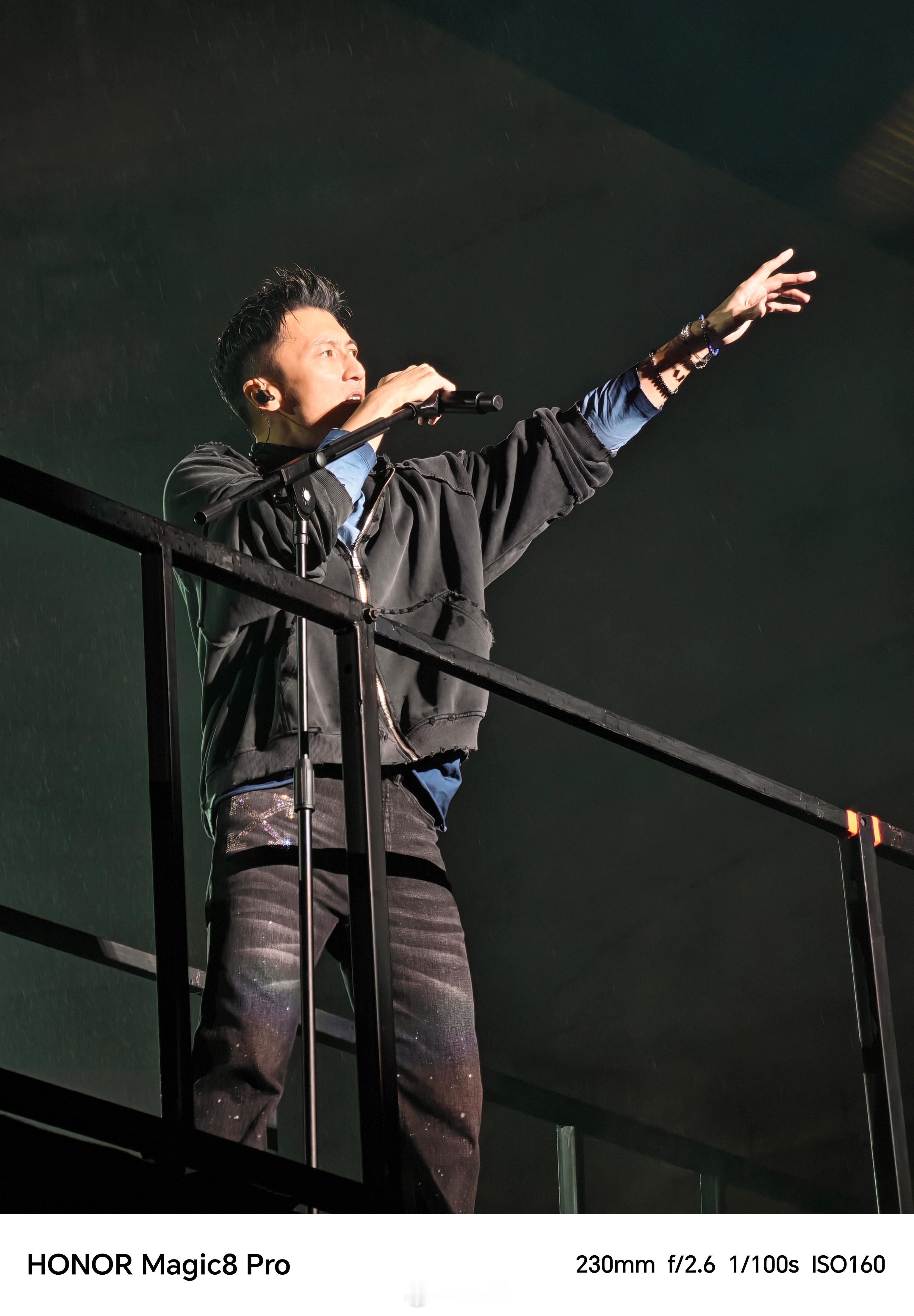 谢霆锋2025内地巡演最后一站现场真的太炸了！暗光舞台，荣耀Magic8拍照效果