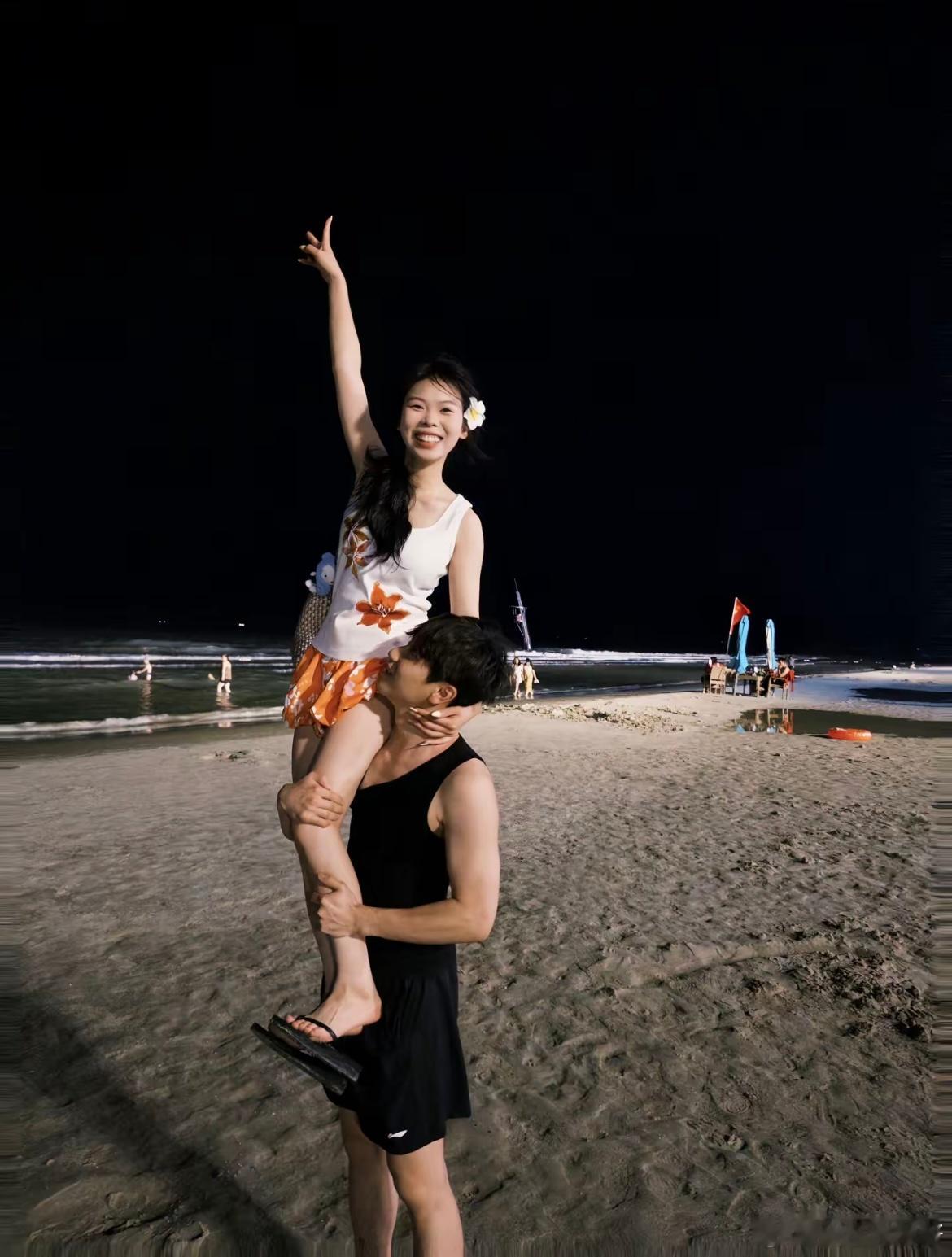 那天晚上在海边男朋友扛着我拍照 ​​​