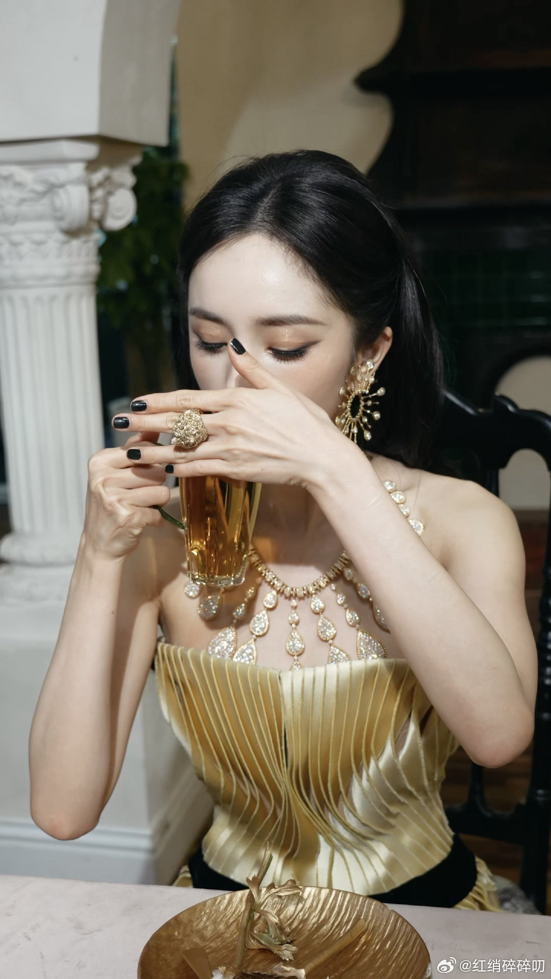 女明星大概是都太瘦了，感觉手好看的几乎说不上来有谁 ​​​