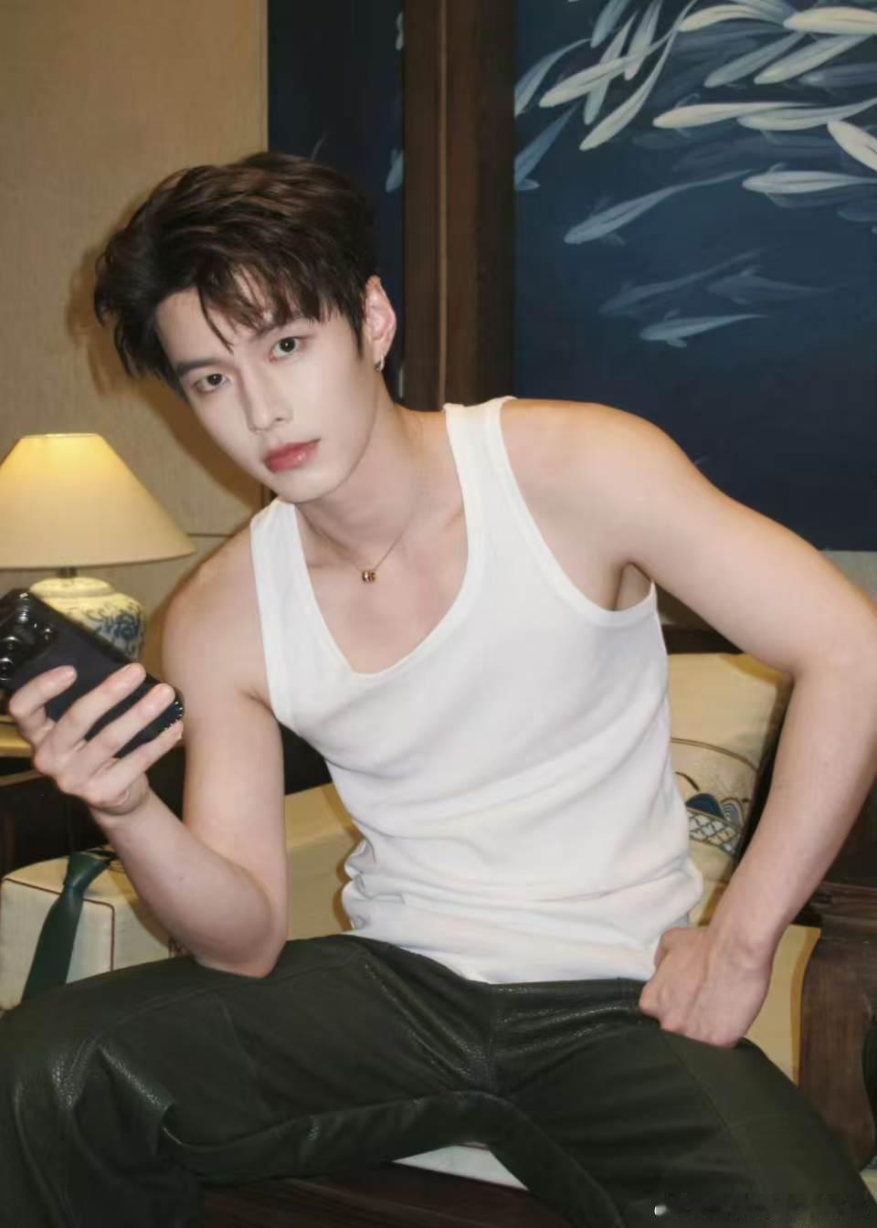 何与白背心清爽感何与白背心权威的神来了谁懂何与的白背心魅力！简简单单一件基础款，