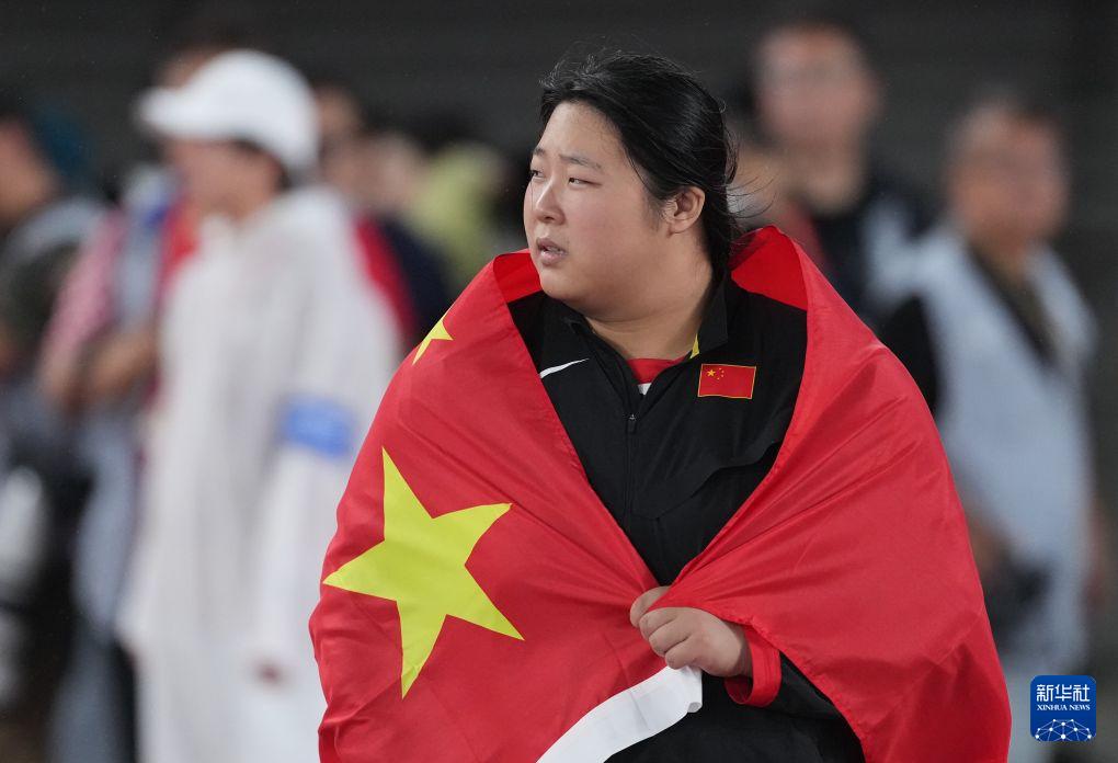 亚运会最离谱的项目出现了，女子标枪，中国 18 岁小姑娘严子怡，第一次试投，咔咔