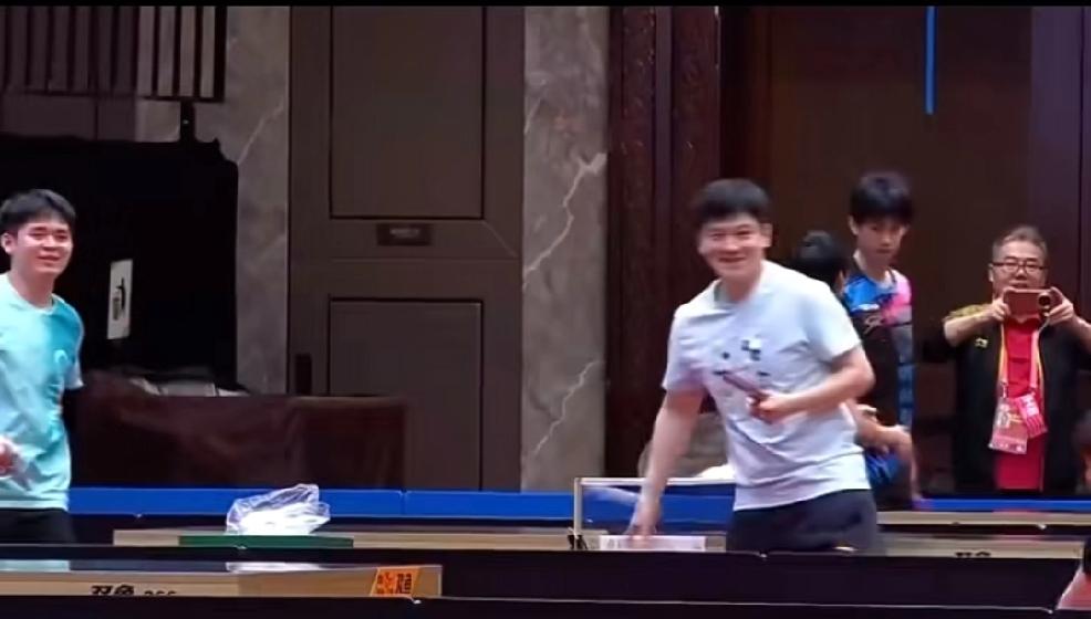 今天刷视频看到樊振东和林诗栋对练了，
哈哈，网友们说这是小胖对小小胖，
其实你们