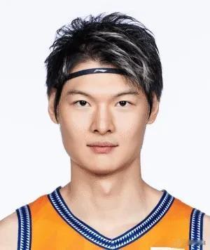 用王仕鹏的话来说，王哲林已经很努力了，他以前打球从来不上来延误，现在他一直上来延