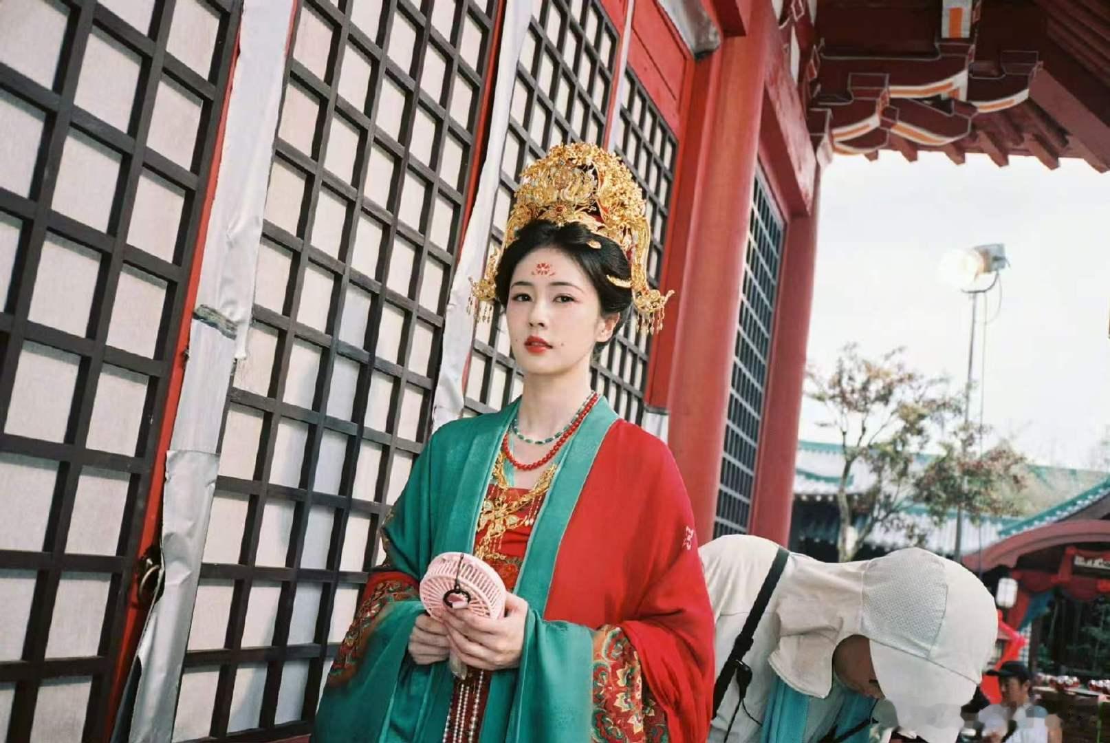 白鹿模仿丞磊颤音 你好星期六白鹿搞笑模仿上线，手动抖麦制造颤音，复刻丞磊唱腔趣味