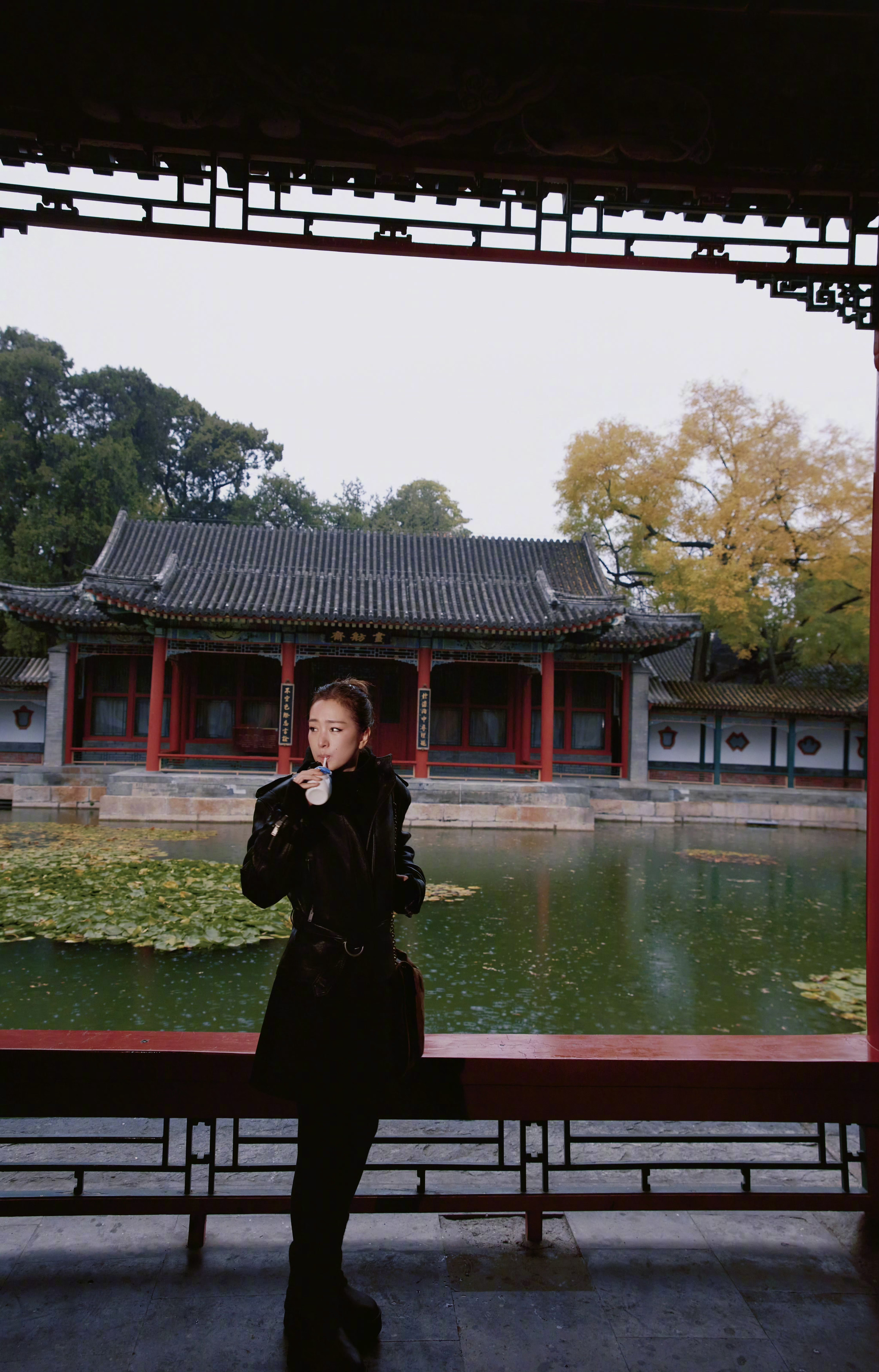 身着Saint Laurent皮衣，搭配Cartier珠宝 