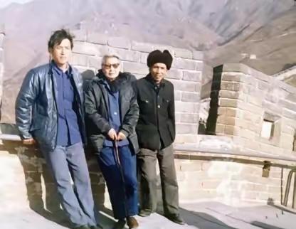 这张是曾志奶奶跟儿子石来发，孙子一同爬长城的留影。
 
一张老照片，留下了三代人