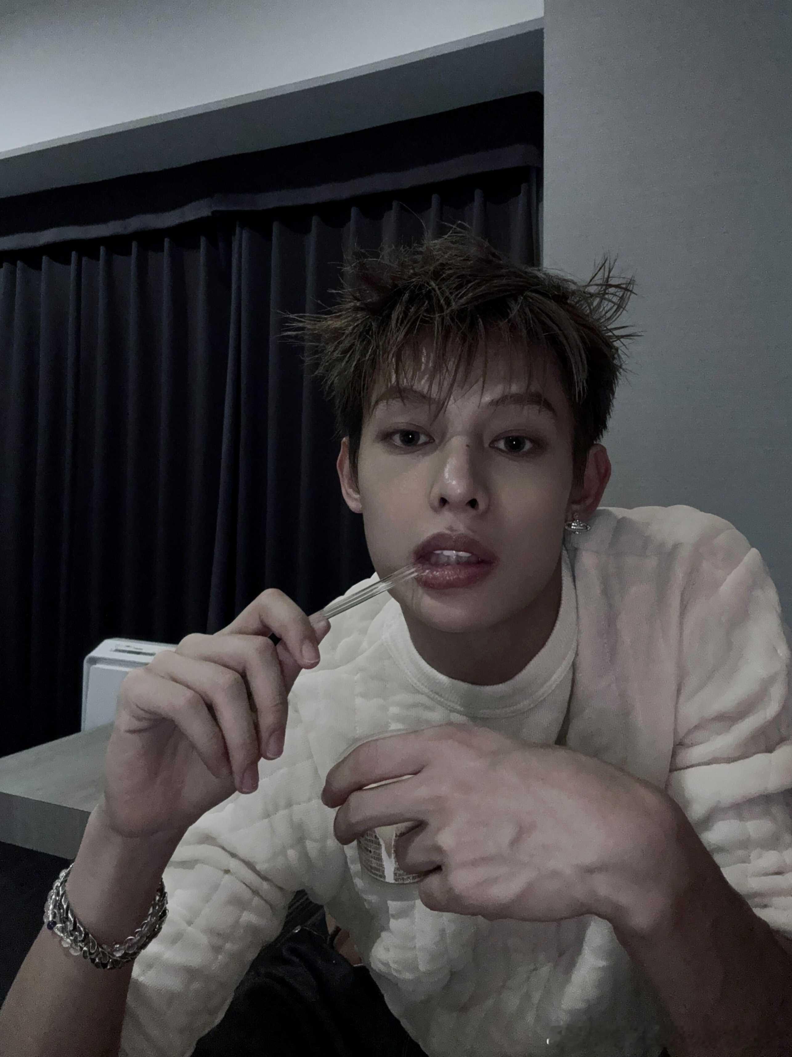 赵雨凡JAMES 🦅赵雨凡 赵雨凡为你拍摄的黑色系头像氛围感拉满哦😎 