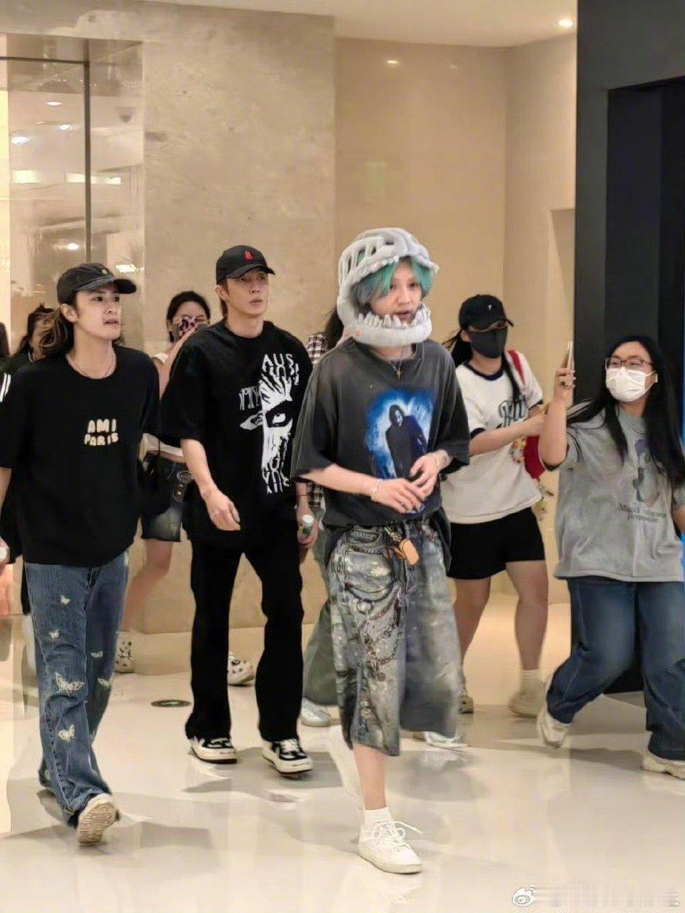 好可爱的一枚，戴了恐龙头套｜鹿晗☺️ ​​​