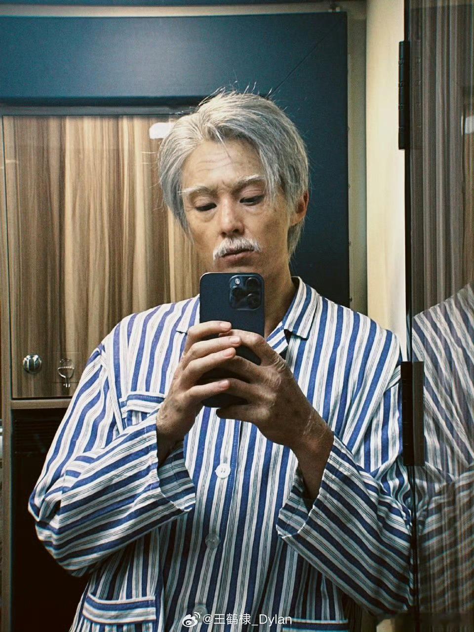 王鹤棣白发老年妆也好酷啊！ 