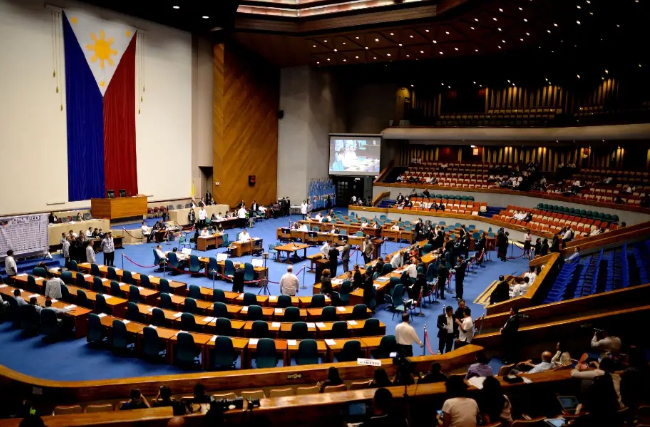 消失半年突然枪战闯议会！菲律宾参议院一夜变天，亲华派反杀拿下审判主法官。5月11