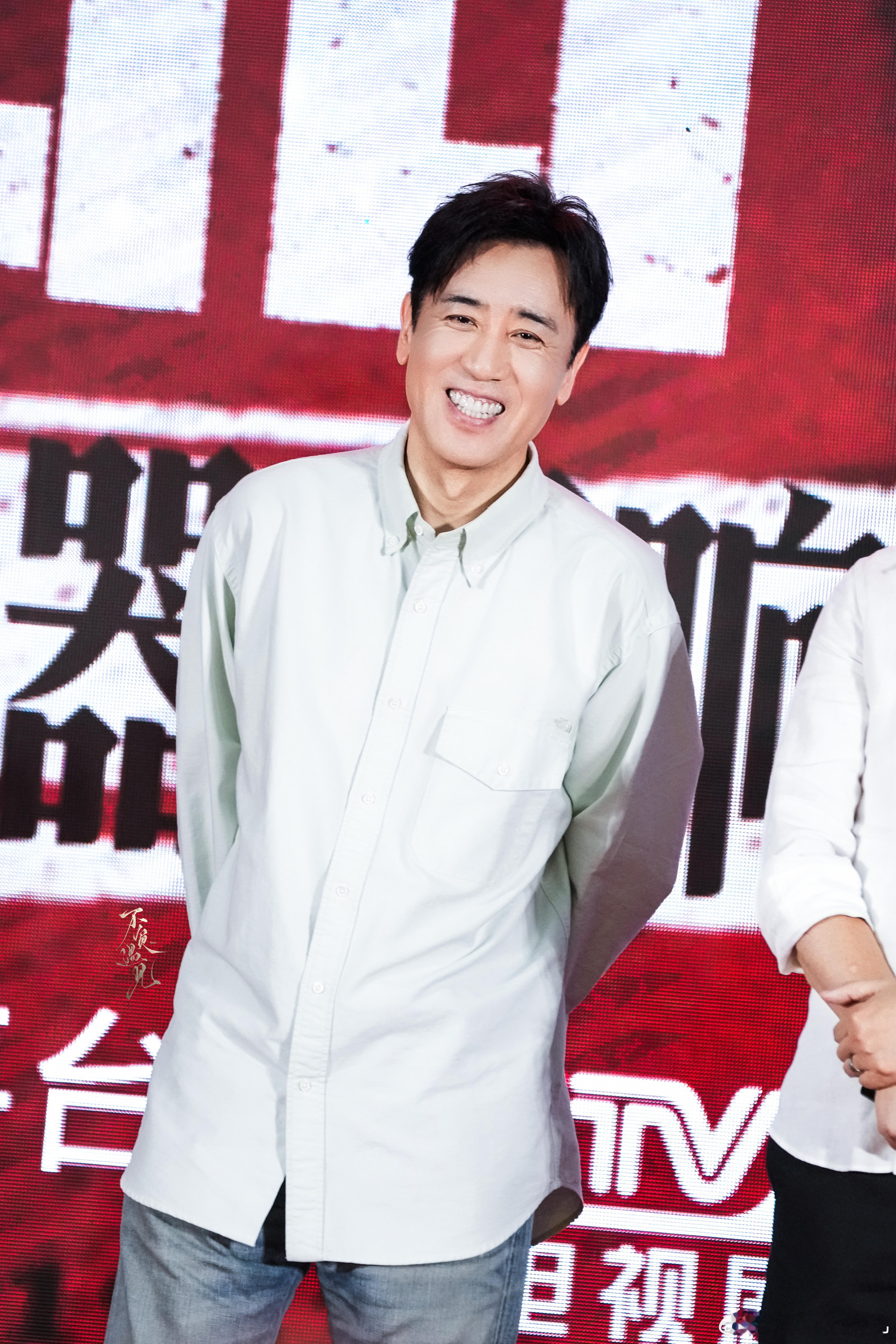 于和伟集齐公检法三大角色电视剧重器三座白玉兰奖，放在任何演员身上都是一份沉甸甸的