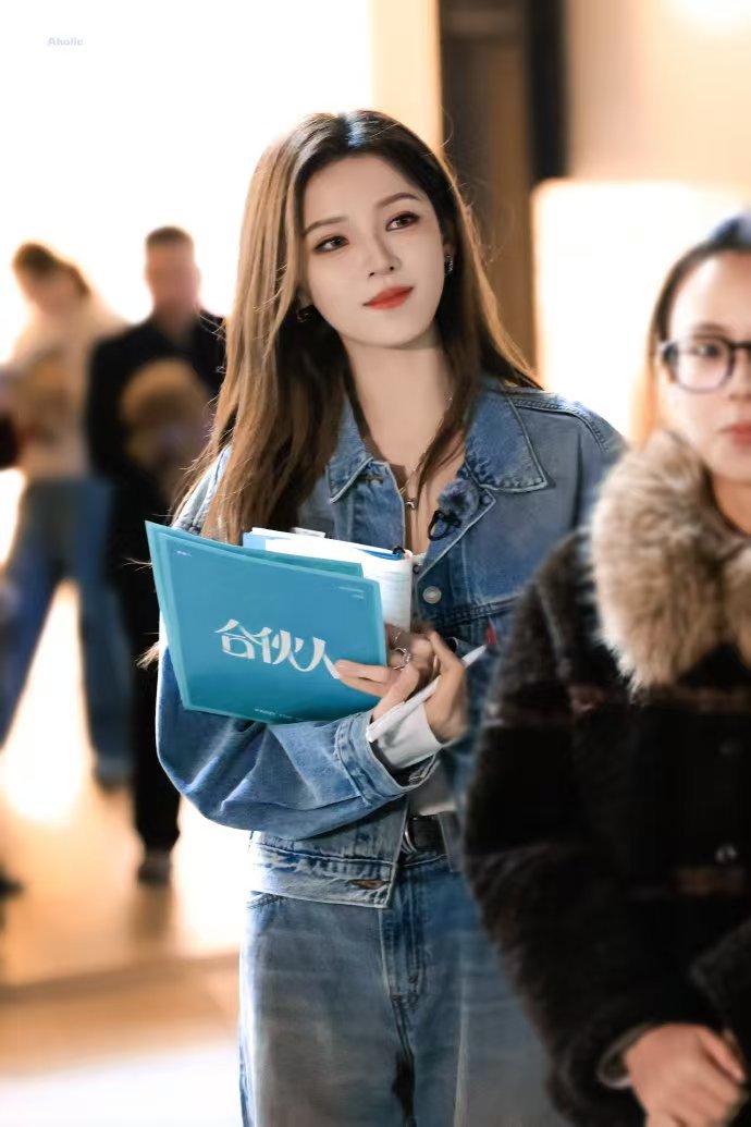 张予曦车窗神图 谁看了不说一句绝！张予曦车窗前随手一拍，偶像剧既视感拉满，这神颜