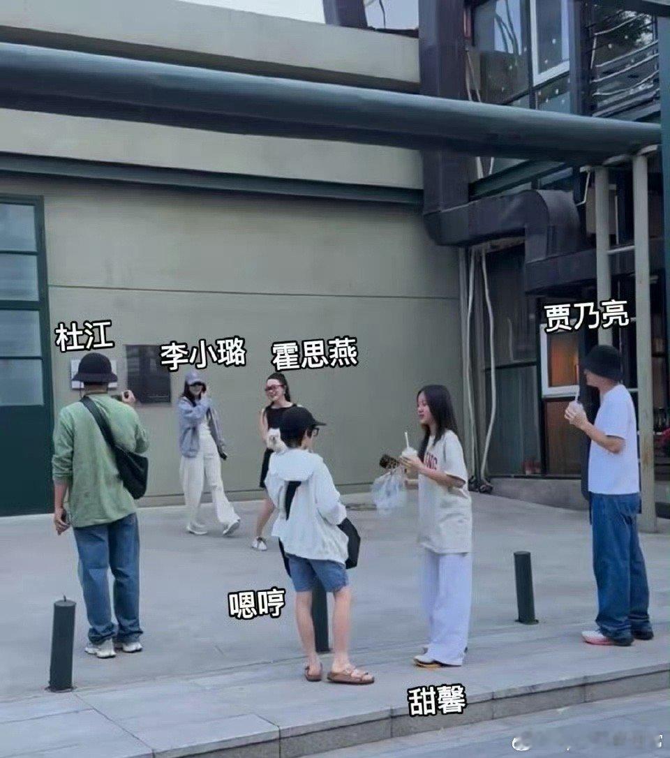 霍思燕一家与贾乃亮一家出游两家人关系真好 ​​​