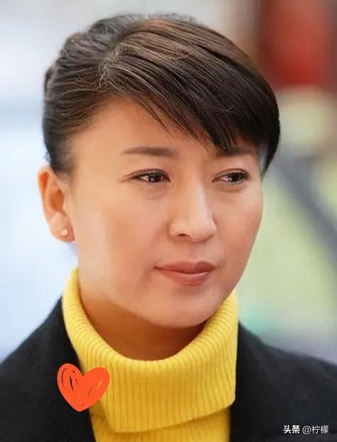 我发现一件很奇怪的事情，
别的明星塌房了，不是退圈了，
就是选择沉默，而闫学晶却