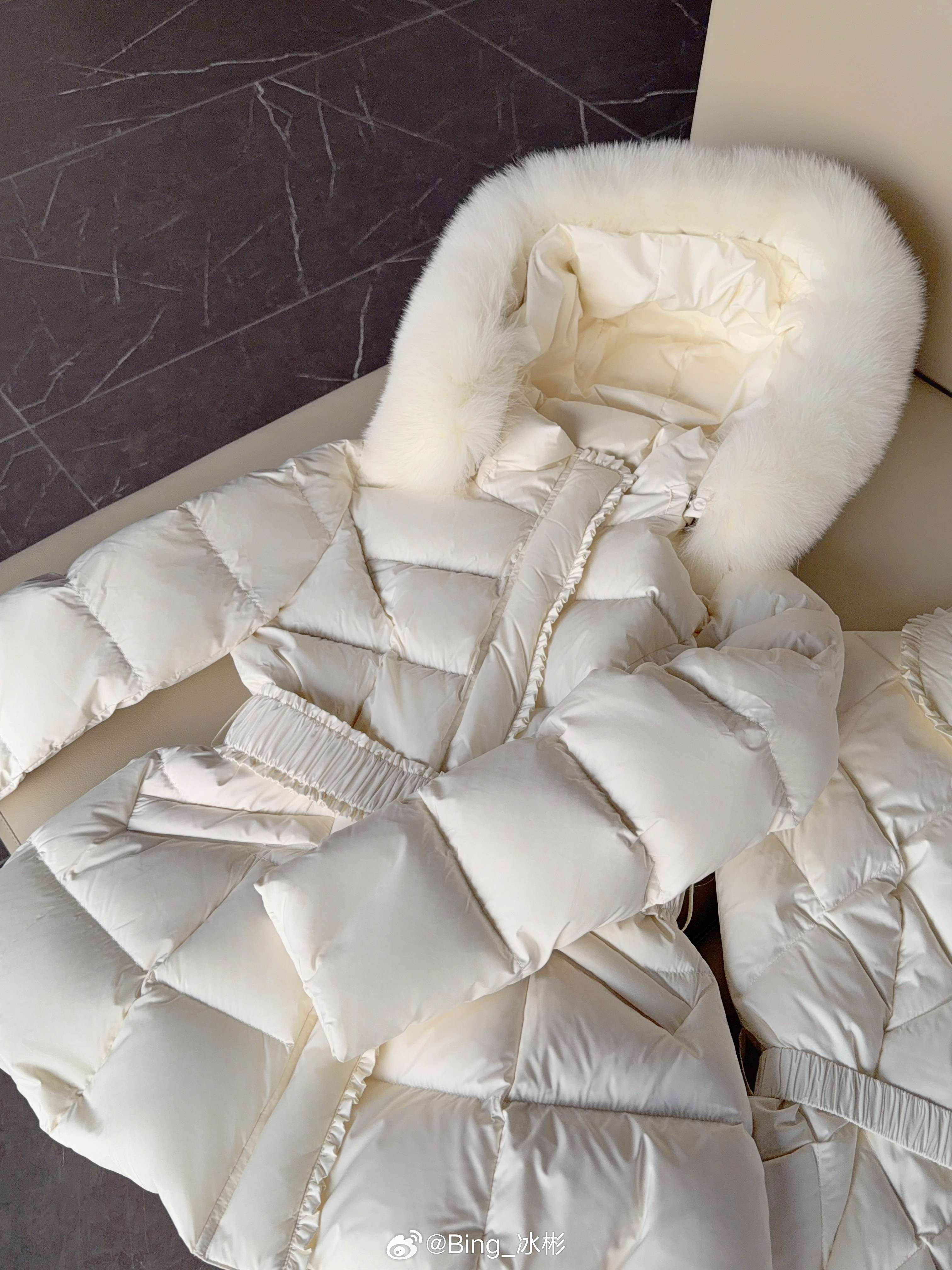 正在开这款↓草莓布丁羽绒外套 and 羽绒马甲都配有腰带哦，显腰身显腿长两种穿法