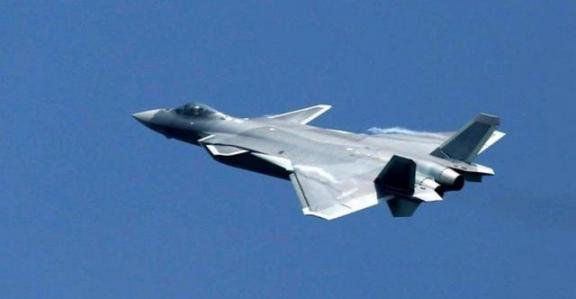 美媒终于说出实话，美国惧怕的不是歼20战力，真正让美军绝望的是，中国造歼20像流