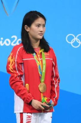 她被亲生父母抛弃，被舅舅养大，当她斩获22个世界冠军后，亲生母亲却找上了门，但她
