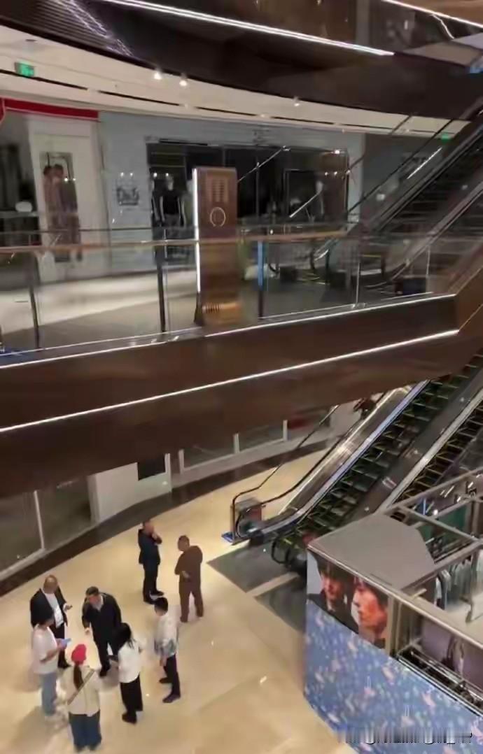 再难，也别拿命赌气
 
刷到女子从商场坠亡的消息，心里揪得慌。
 
一时想不开，