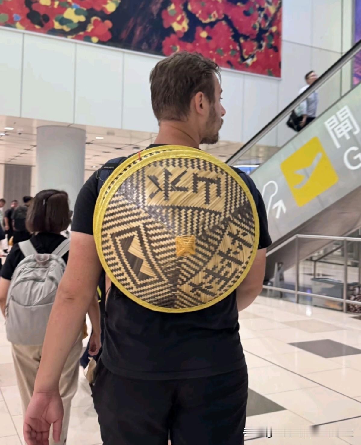 老外来中国旅游，好像很喜欢去张家界和桂林、上海。你看看这位外国小伙子，后面背着的