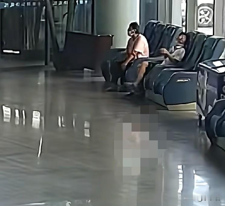 近日，河南濮阳，一男子在医院突发抽搐倒地，收费窗口一工作人员直接翻越桌面跳了下去