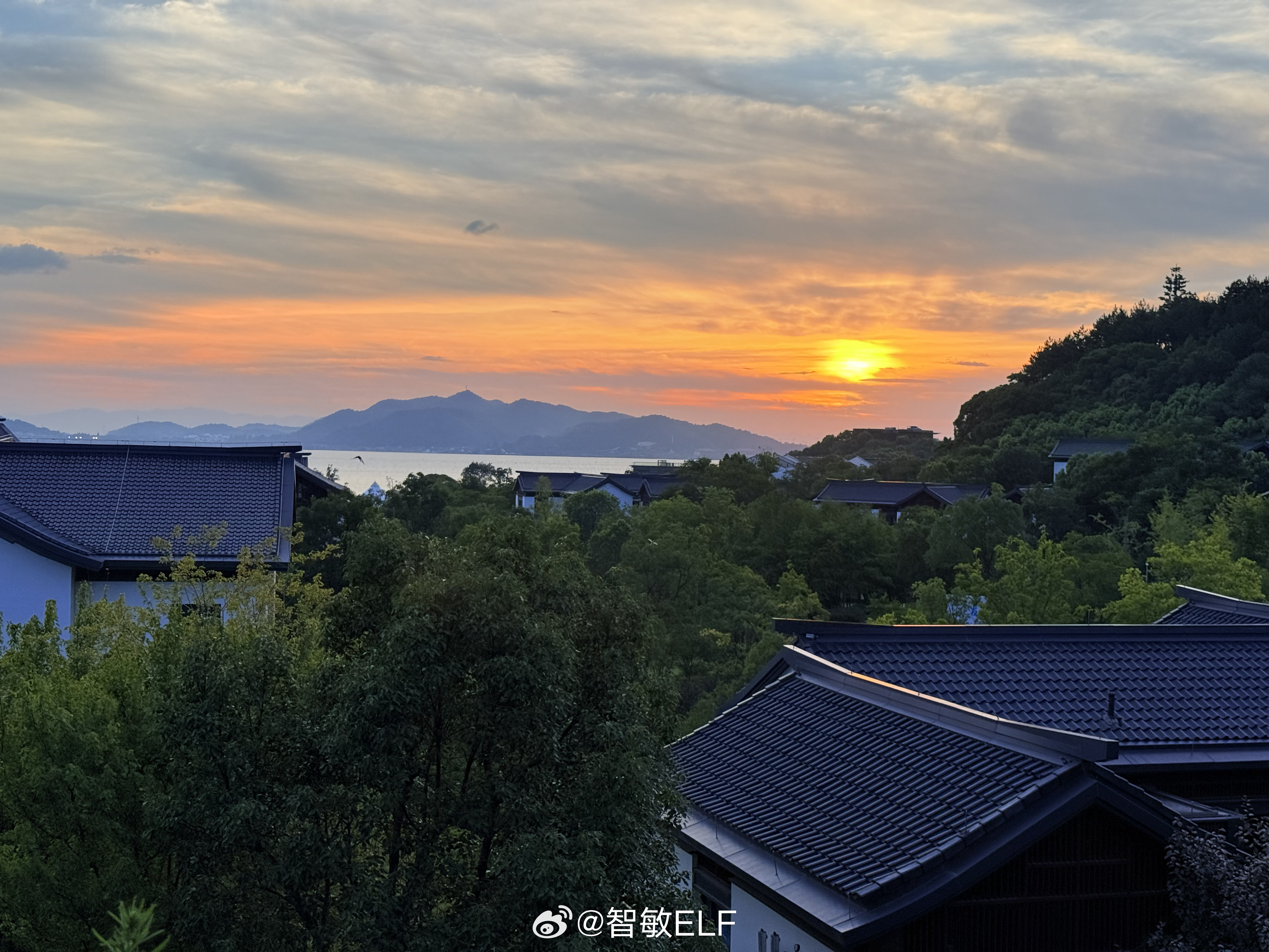 到酒店房间一拉窗帘真的被窗外的风景治愈了[爱你] ​​​