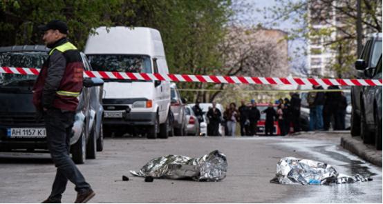 乌克兰基辅街头，58岁老头当众开枪，6人当场身亡、十多人受伤，而这个看着斯文、见