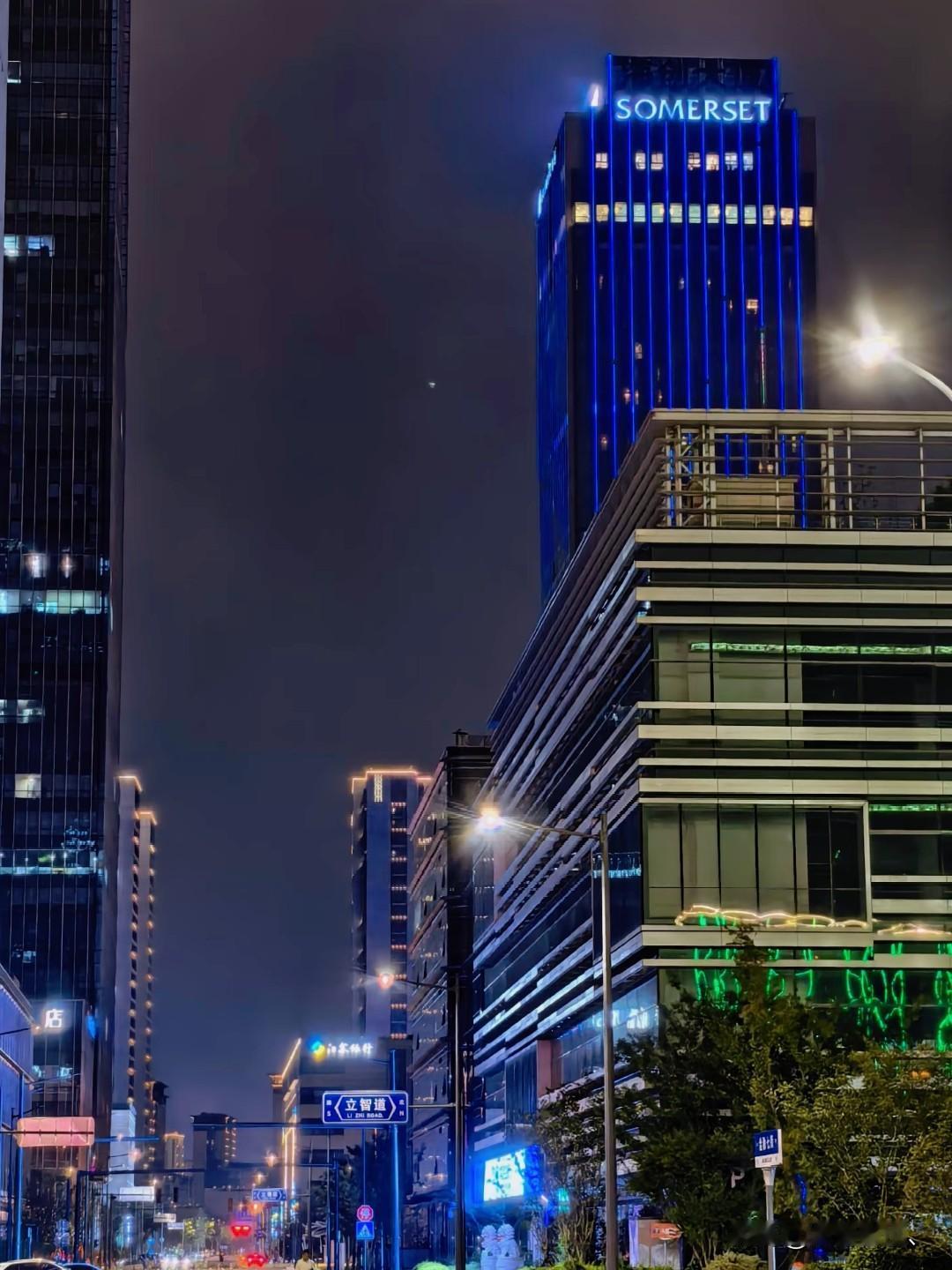 纯办公商务街区就是这样，夜间基本是人去楼空，冷清到渗人[吃瓜群众]
相较周边一些