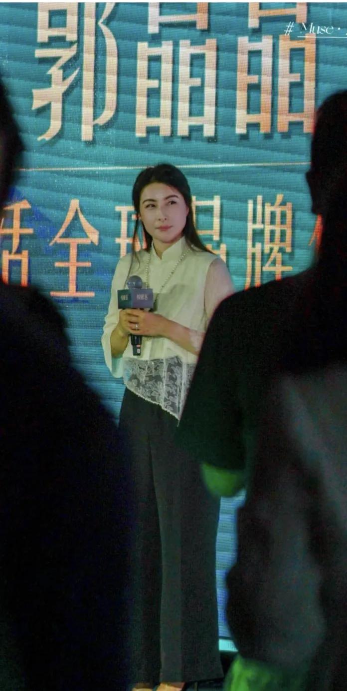 真美！近日，郭晶晶出席品牌代言人活动，一头乌黑的披肩长发，中式纱制上衣，黑色裤腿