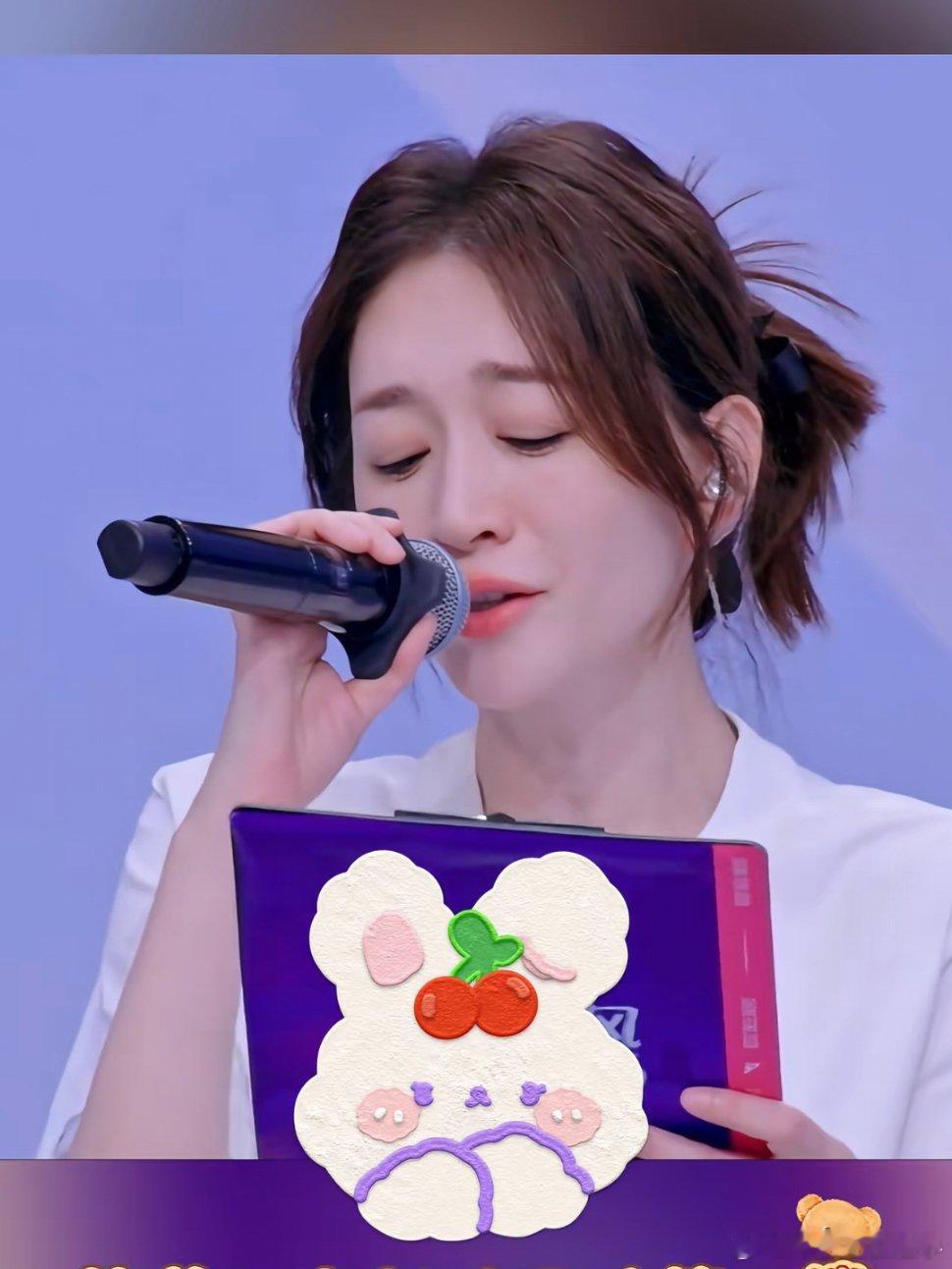 李小冉唱了一下午李小冉晒和张月合照，说练习一下午唱歌了，姐IP还在湖南看来是一直