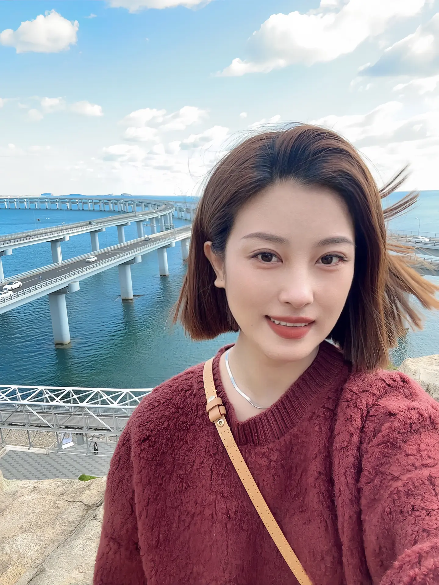 浪漫和悲观并不冲突，我时常消极又觉得生活美好，接受生活的不完美，宽容生...