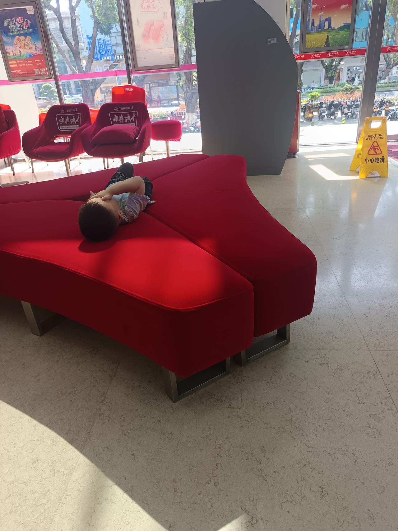 我终于知道
为什么说现在的年轻人不想结婚
却依然想要一个小朋友



不敢相信我
