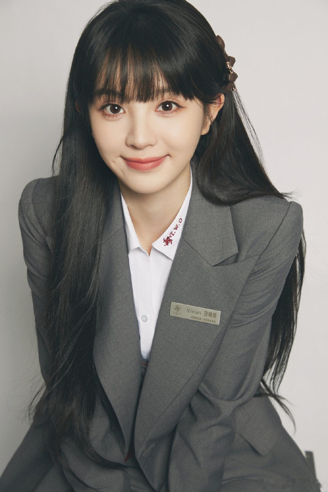 田曦薇上班制服look 田曦薇灰色制服好美，这就是传说中制服的诱惑嘛～[哇] 
