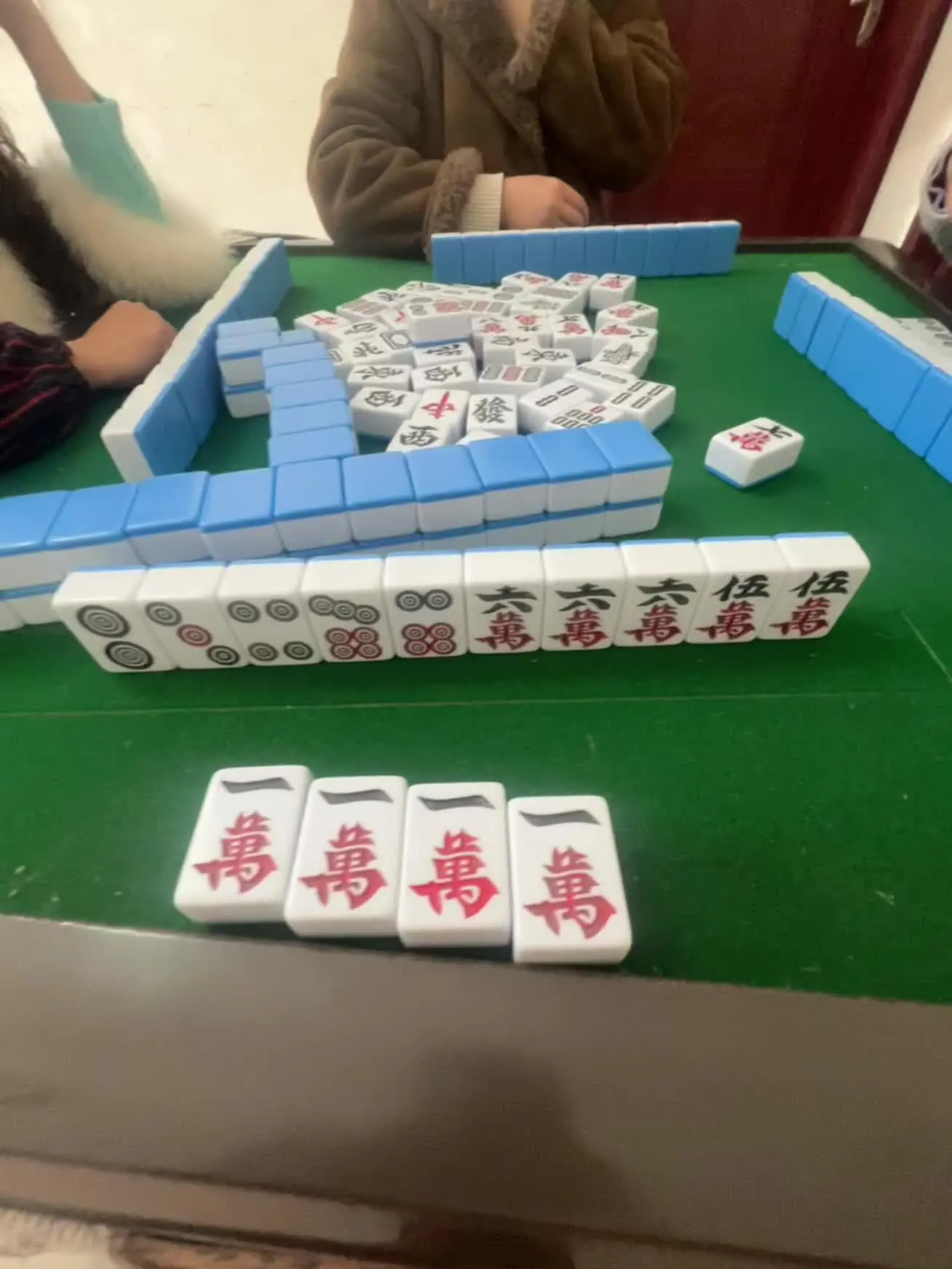 打麻将的时候希望有个男朋友能坐在我身边，然后对我说，赢了算你的输了算我...