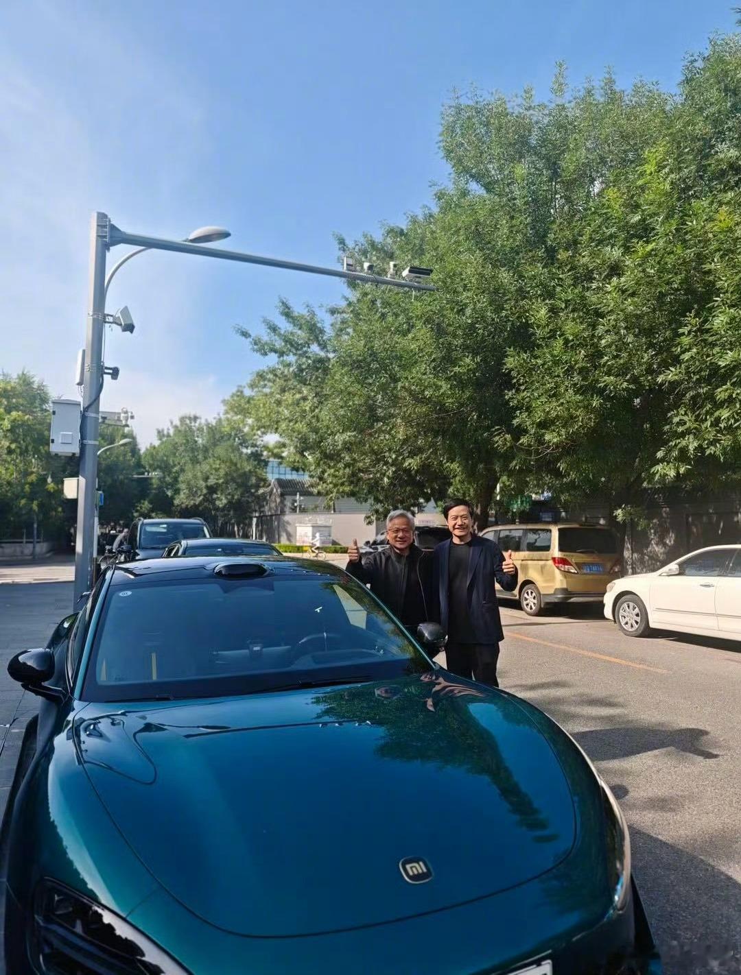 黄仁勋与雷军合影暂且不说他们聊了啥，我就想弱弱问一个问题，俩人都穿那么厚实，你们